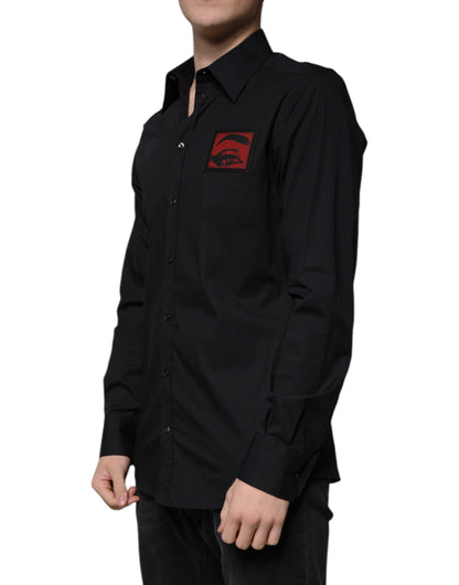 Camisa de vestir de manga larga dorada con parche en el ojo negro