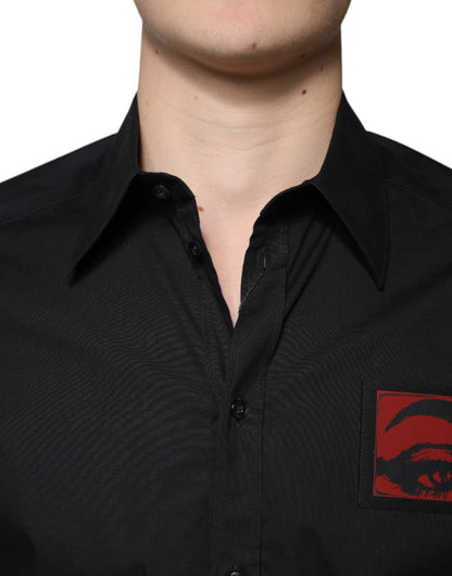Camisa de vestir de manga larga dorada con parche en el ojo negro