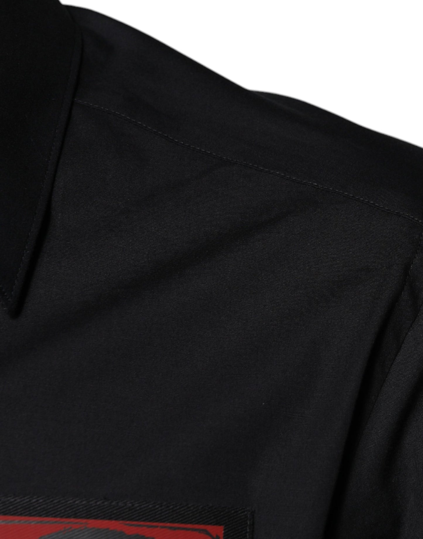 Camisa de vestir de manga larga dorada con parche en el ojo negro