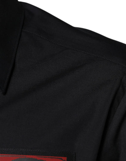 Camisa de vestir de manga larga dorada con parche en el ojo negro