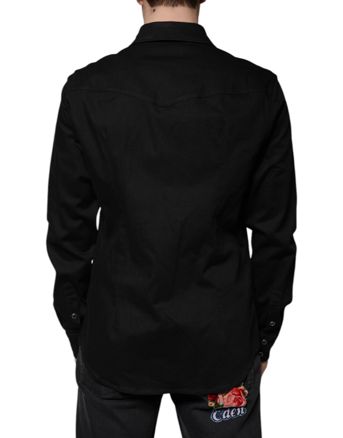 Camisa de algodón negra con cuello y botones