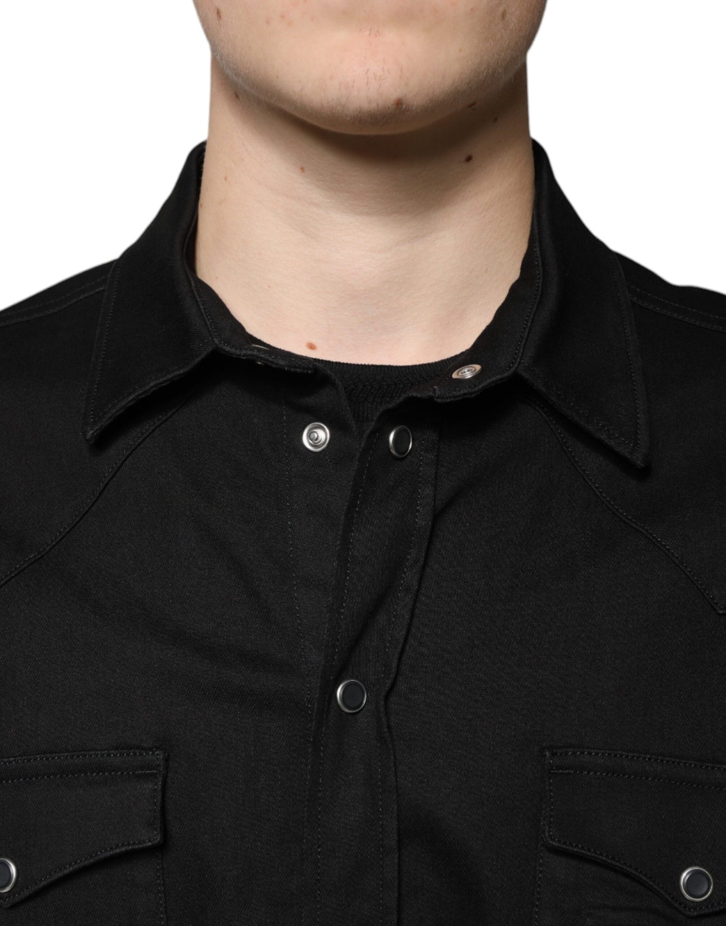 Camisa de algodón negra con cuello y botones