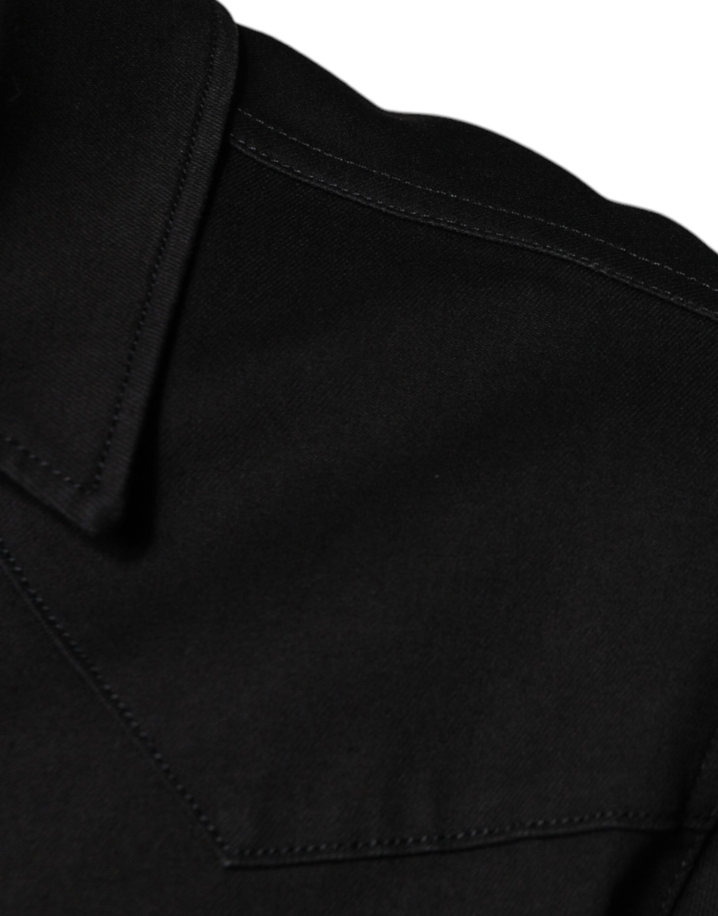 Camisa de algodón negra con cuello y botones