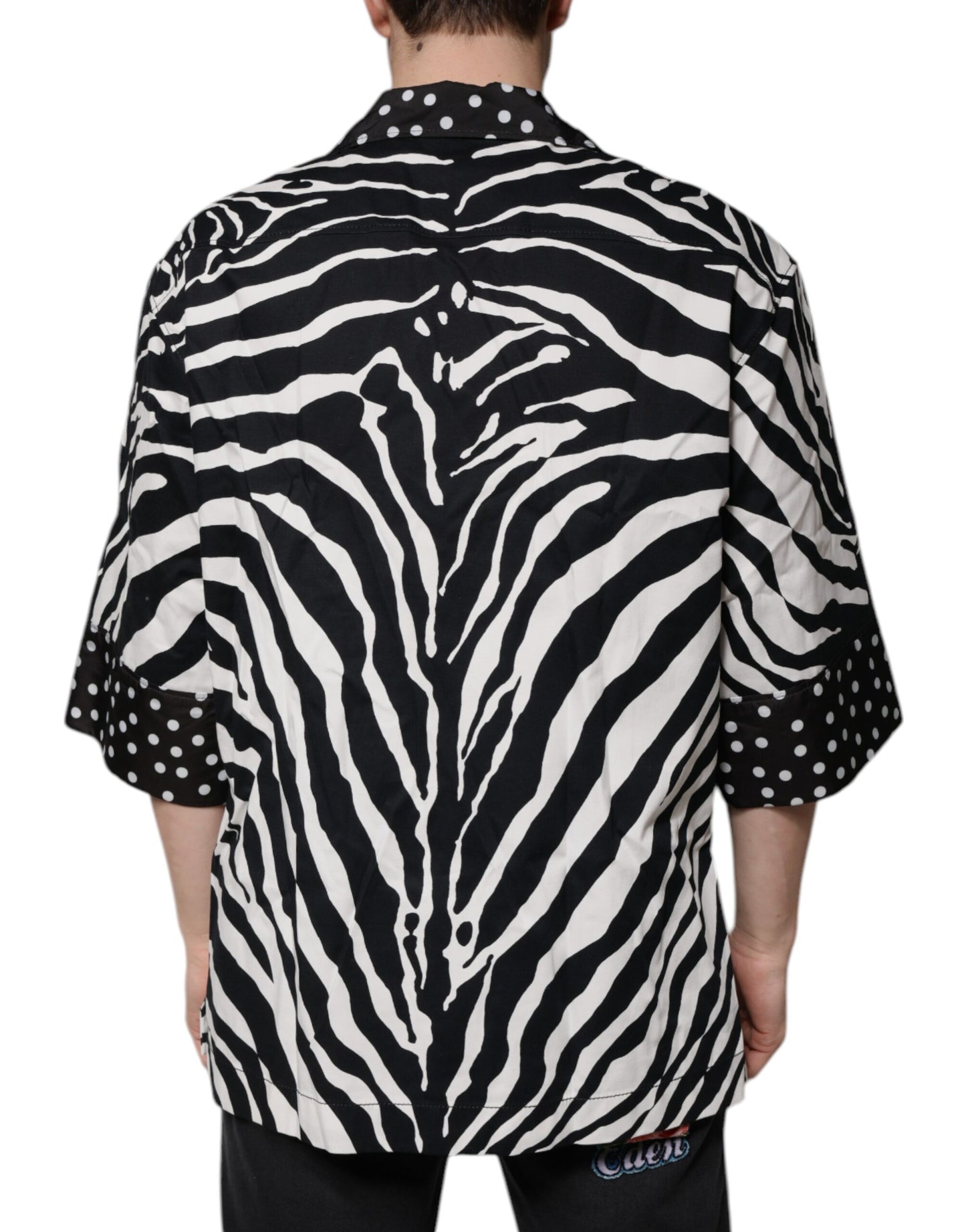 Camisa oversize con botones de cebra en blanco y negro