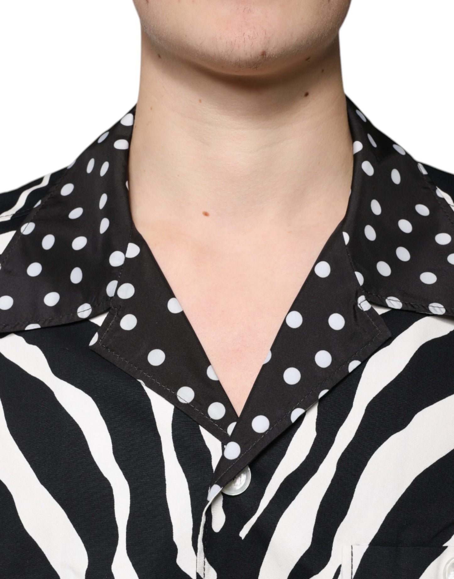 Camisa oversize con botones de cebra en blanco y negro