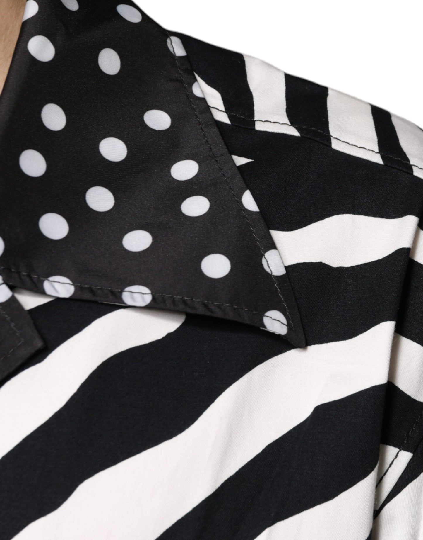 Camisa oversize con botones de cebra en blanco y negro