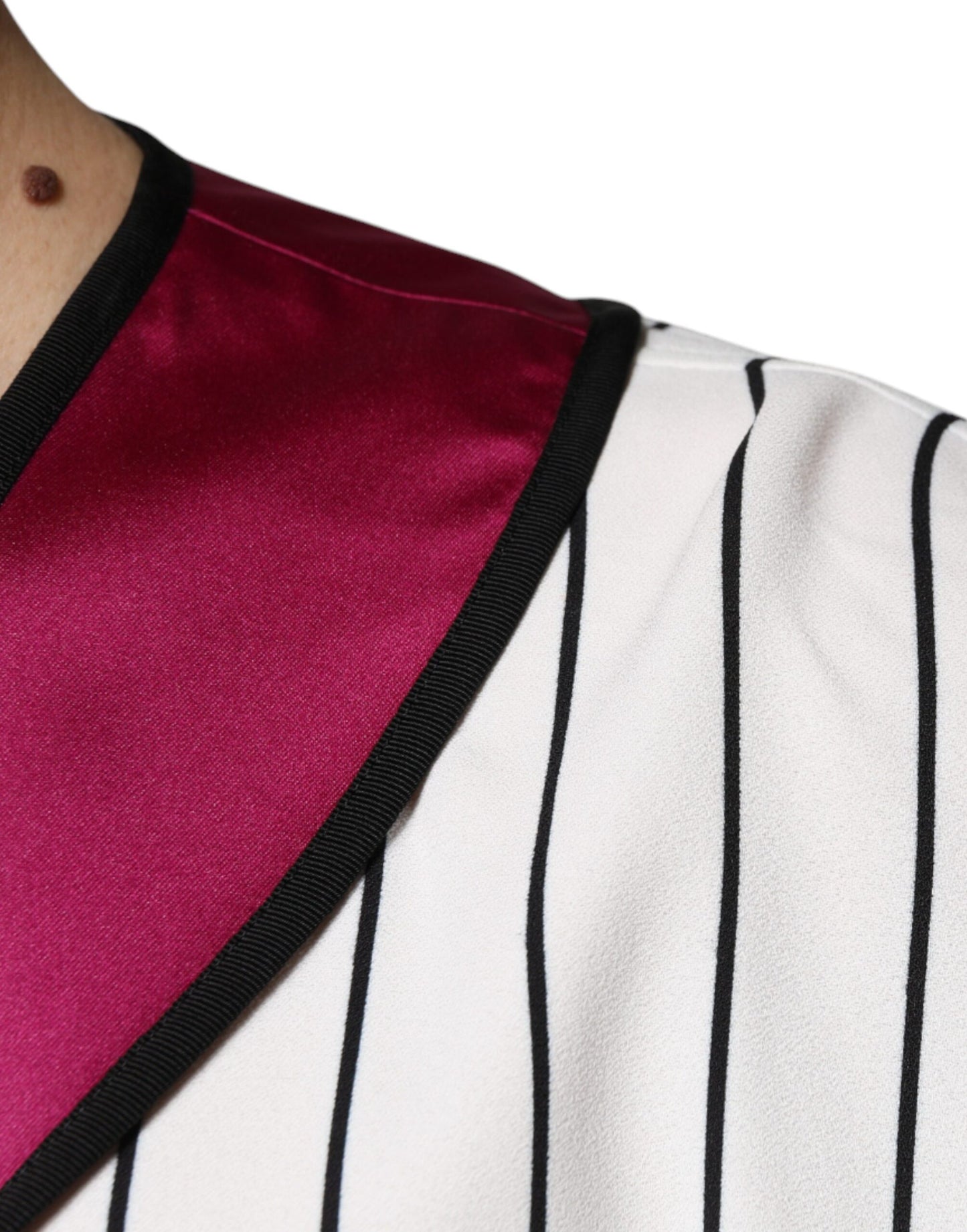 Camiseta con cuello en V y botones de jersey con logotipo multicolor