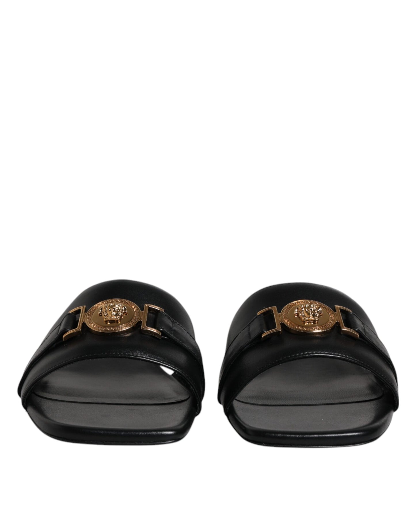 Sandalias planas de cuero negro con placa del logotipo