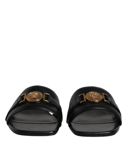Sandalias planas de cuero negro con placa del logotipo