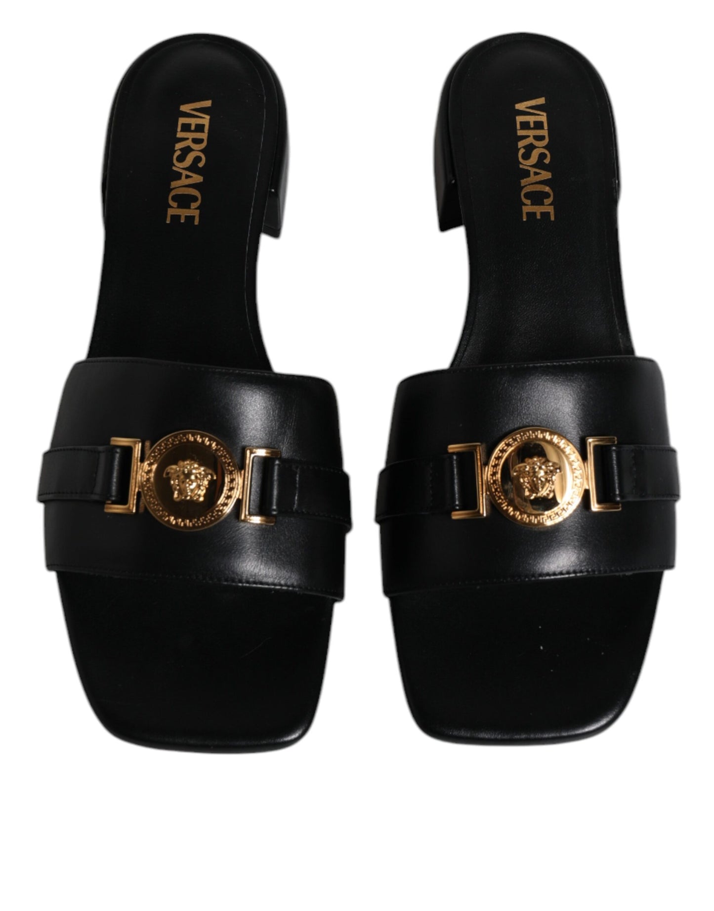 Sandalias planas de cuero negro con placa del logotipo