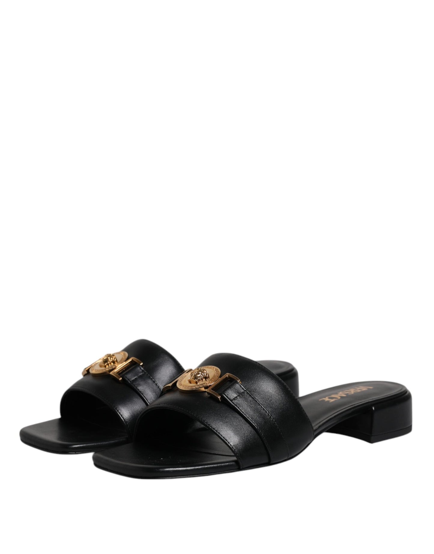 Sandalias planas de cuero negro con placa del logotipo