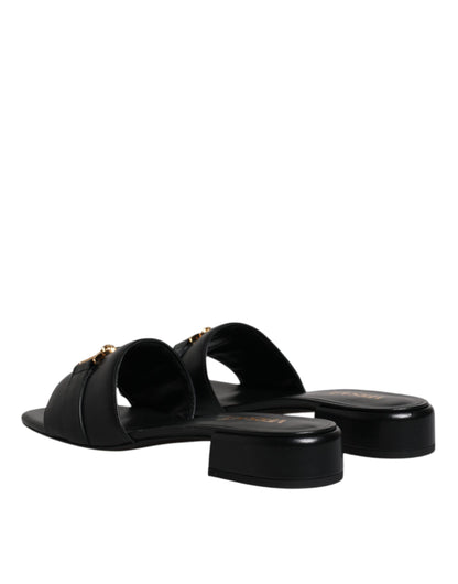 Sandalias planas de cuero negro con placa del logotipo
