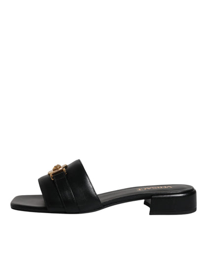 Sandalias planas de cuero negro con placa del logotipo