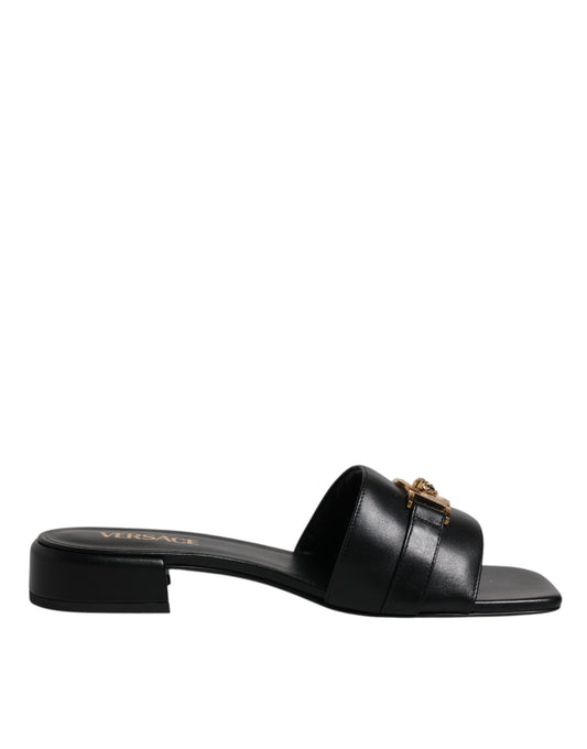Sandalias planas de cuero negro con placa del logotipo
