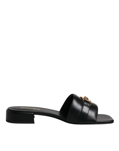 Sandalias planas de cuero negro con placa del logotipo