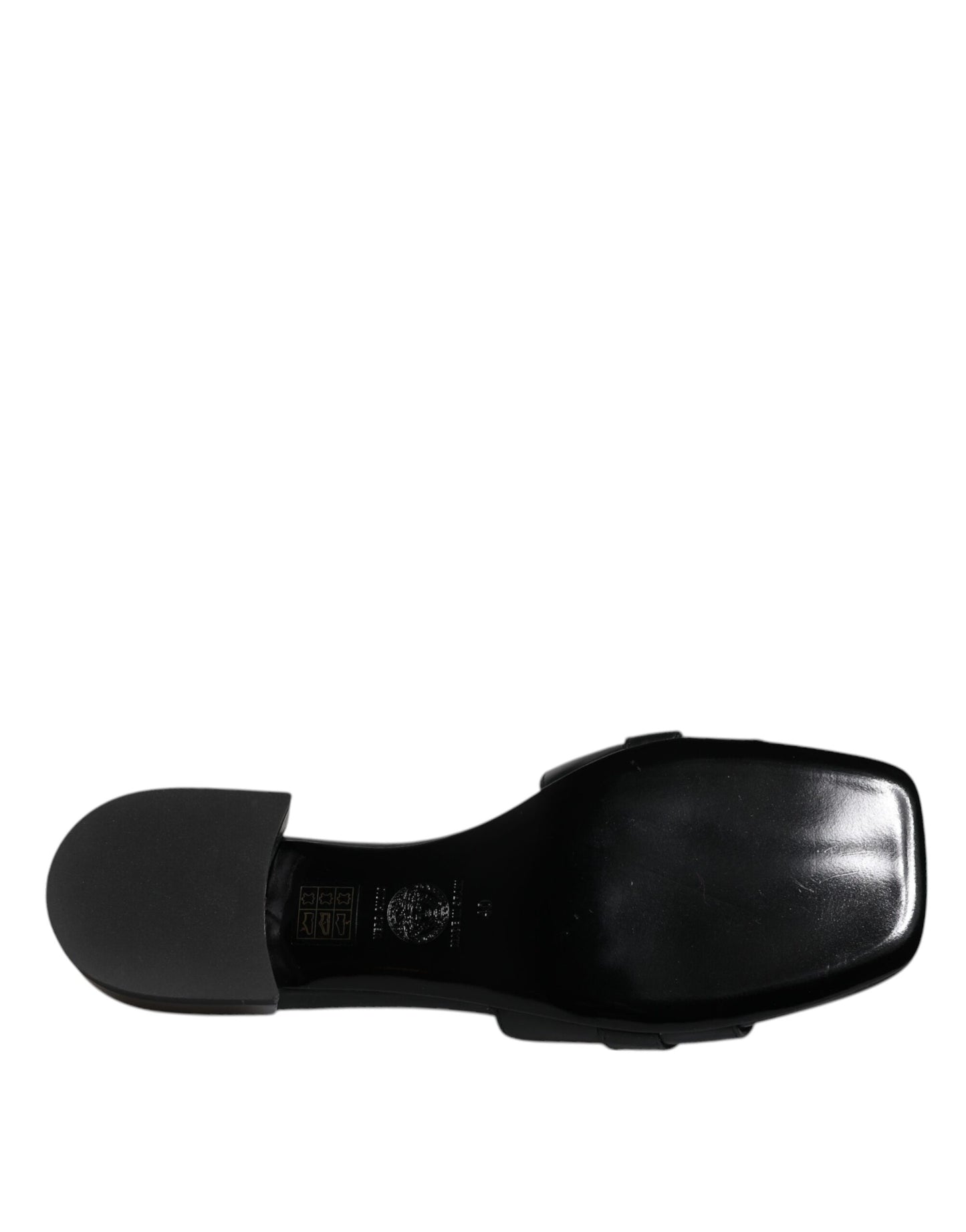 Sandalias planas de cuero negro con placa del logotipo