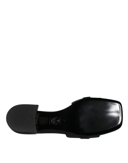 Sandalias planas de cuero negro con placa del logotipo