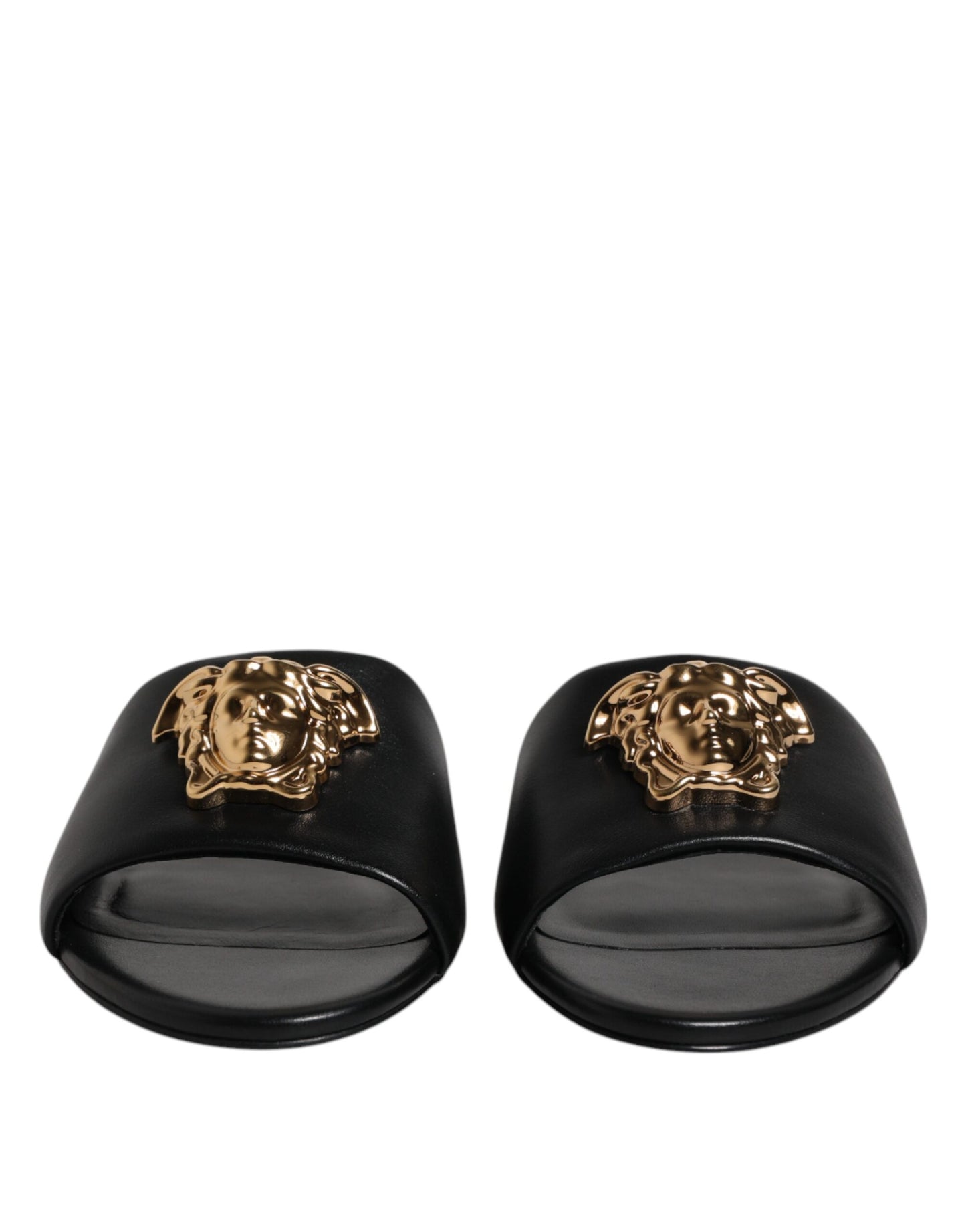Sandalias planas de cuero negro con placa del logotipo