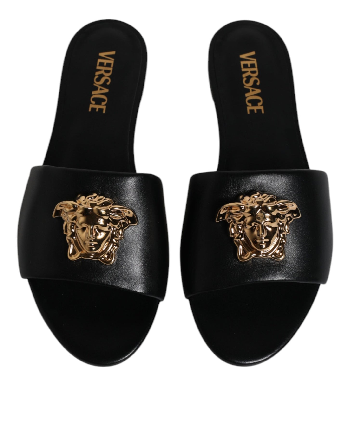 Sandalias planas de cuero negro con placa del logotipo