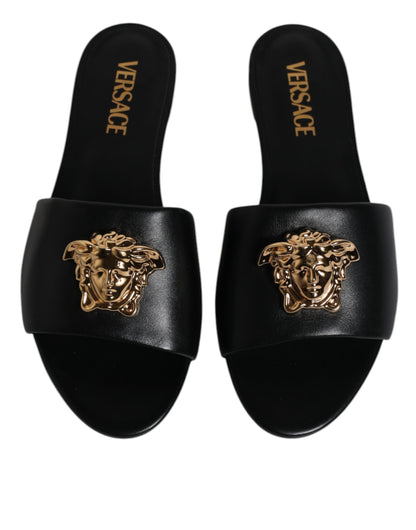 Sandalias planas de cuero negro con placa del logotipo