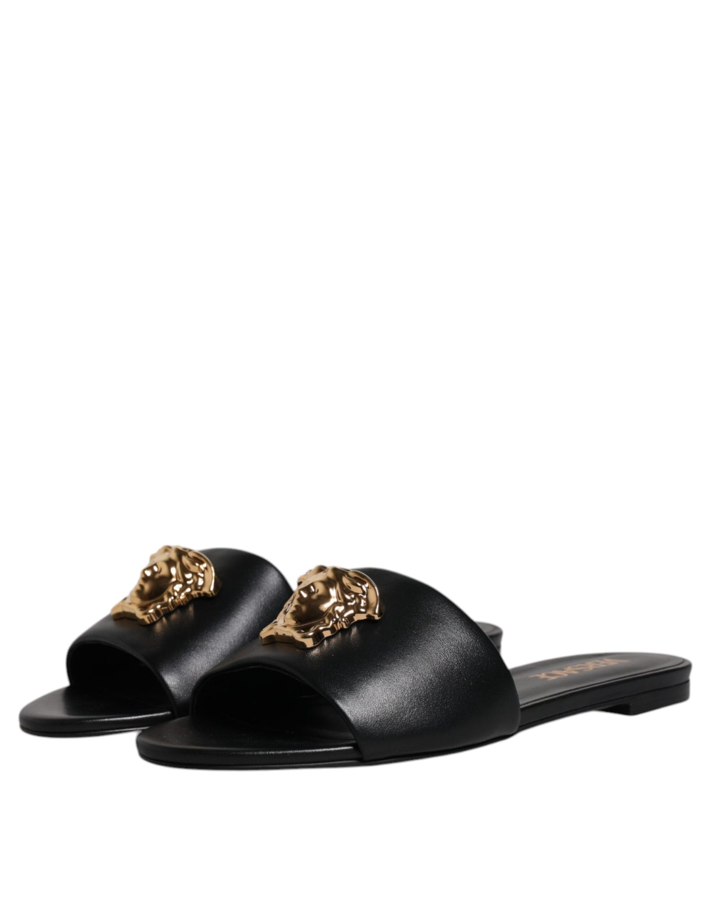 Sandalias planas de cuero negro con placa del logotipo