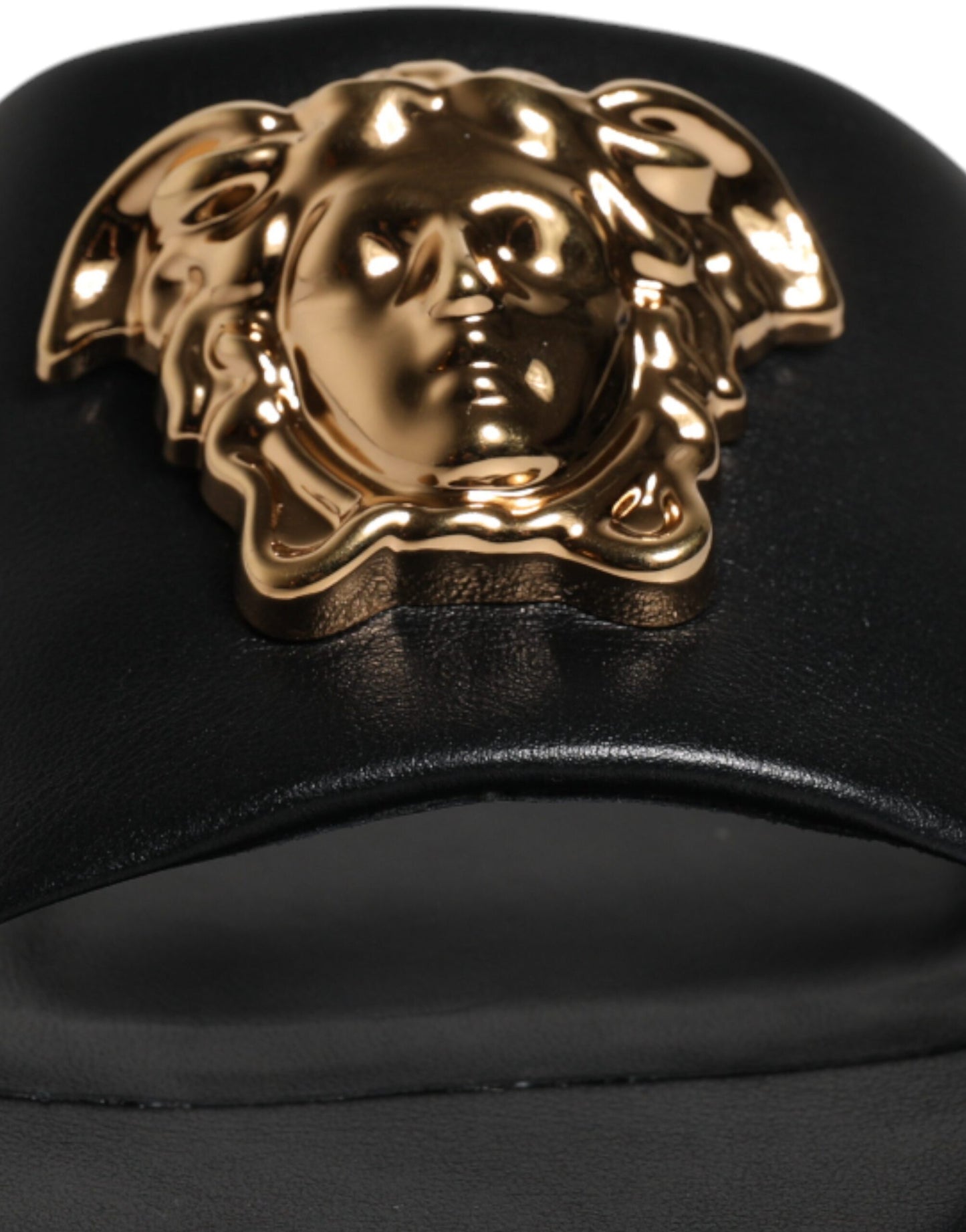 Sandalias planas de cuero negro con placa del logotipo