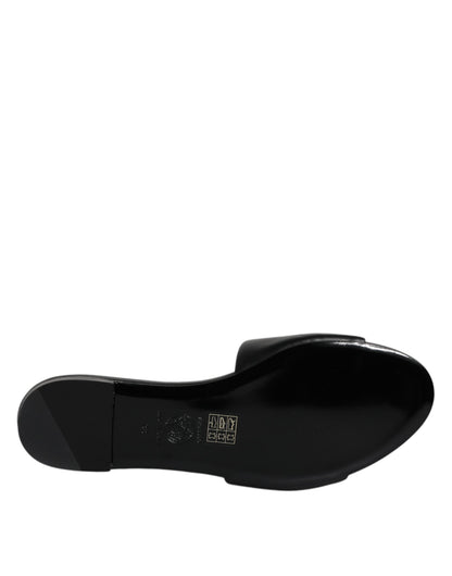 Sandalias planas de cuero negro con placa del logotipo
