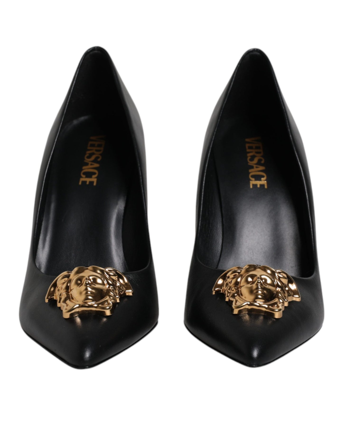 Zapatos de tacón alto con placa de logotipo en cuero negro