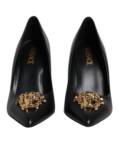Zapatos de tacón alto con placa de logotipo en cuero negro