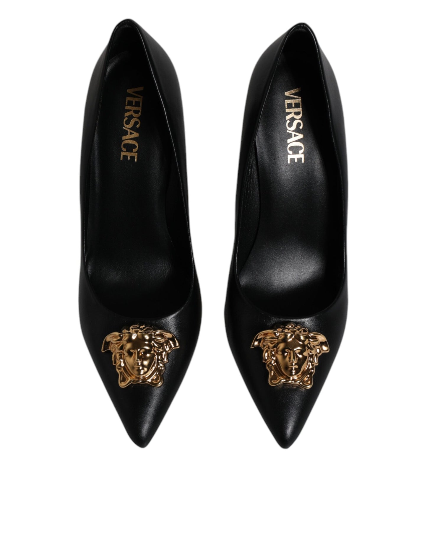 Zapatos de tacón alto con placa de logotipo en cuero negro