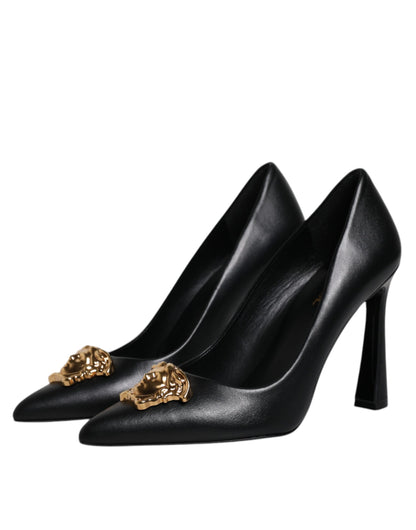 Zapatos de tacón alto con placa de logotipo en cuero negro