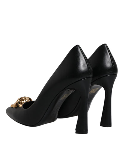 Zapatos de tacón alto con placa de logotipo en cuero negro
