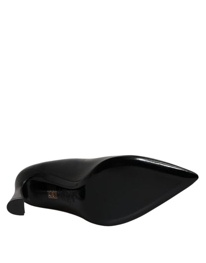 Zapatos de tacón alto con placa de logotipo en cuero negro