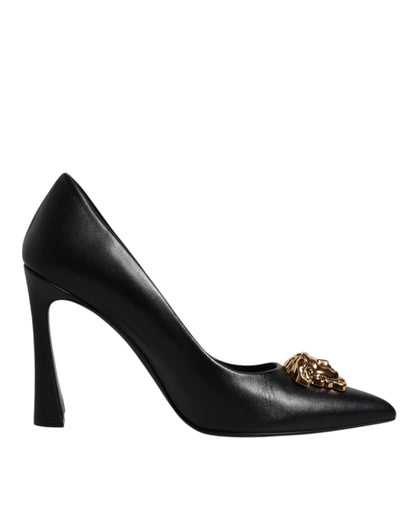Zapatos de tacón alto con placa de logotipo en cuero negro