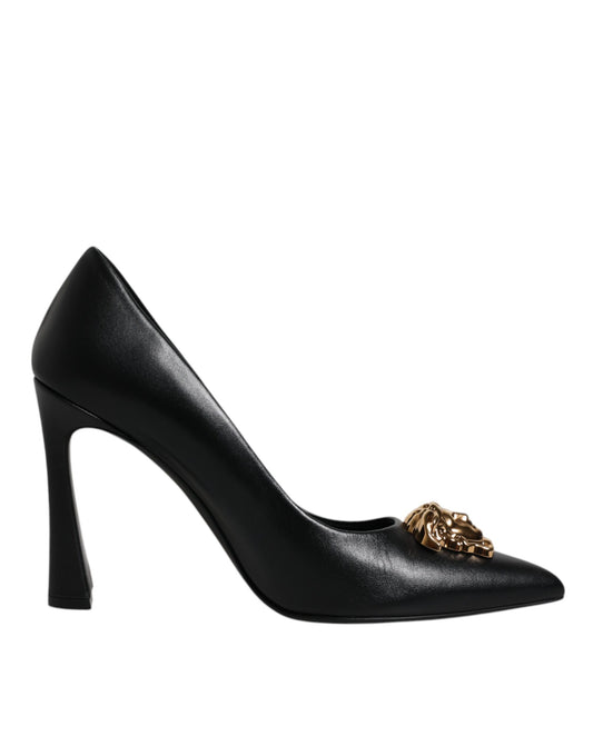 Zapatos de tacón alto con placa de logotipo en cuero negro