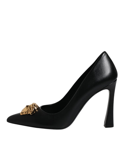 Zapatos de tacón alto con placa de logotipo en cuero negro