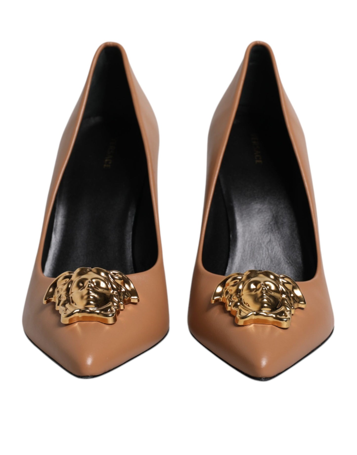 Zapatos de tacón alto con placa de logotipo en cuero marrón