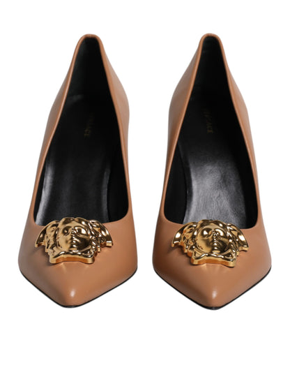 Zapatos de tacón alto con placa de logotipo en cuero marrón
