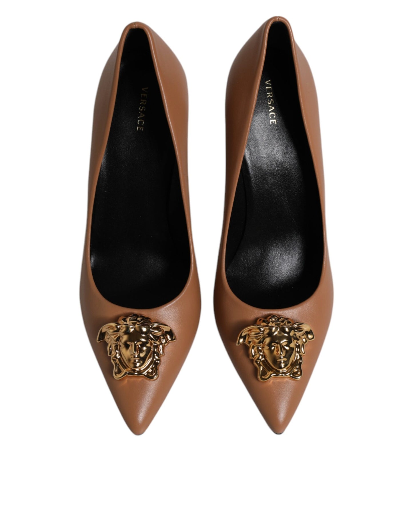 Zapatos de tacón alto con placa de logotipo en cuero marrón