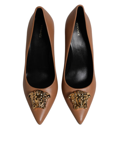 Zapatos de tacón alto con placa de logotipo en cuero marrón