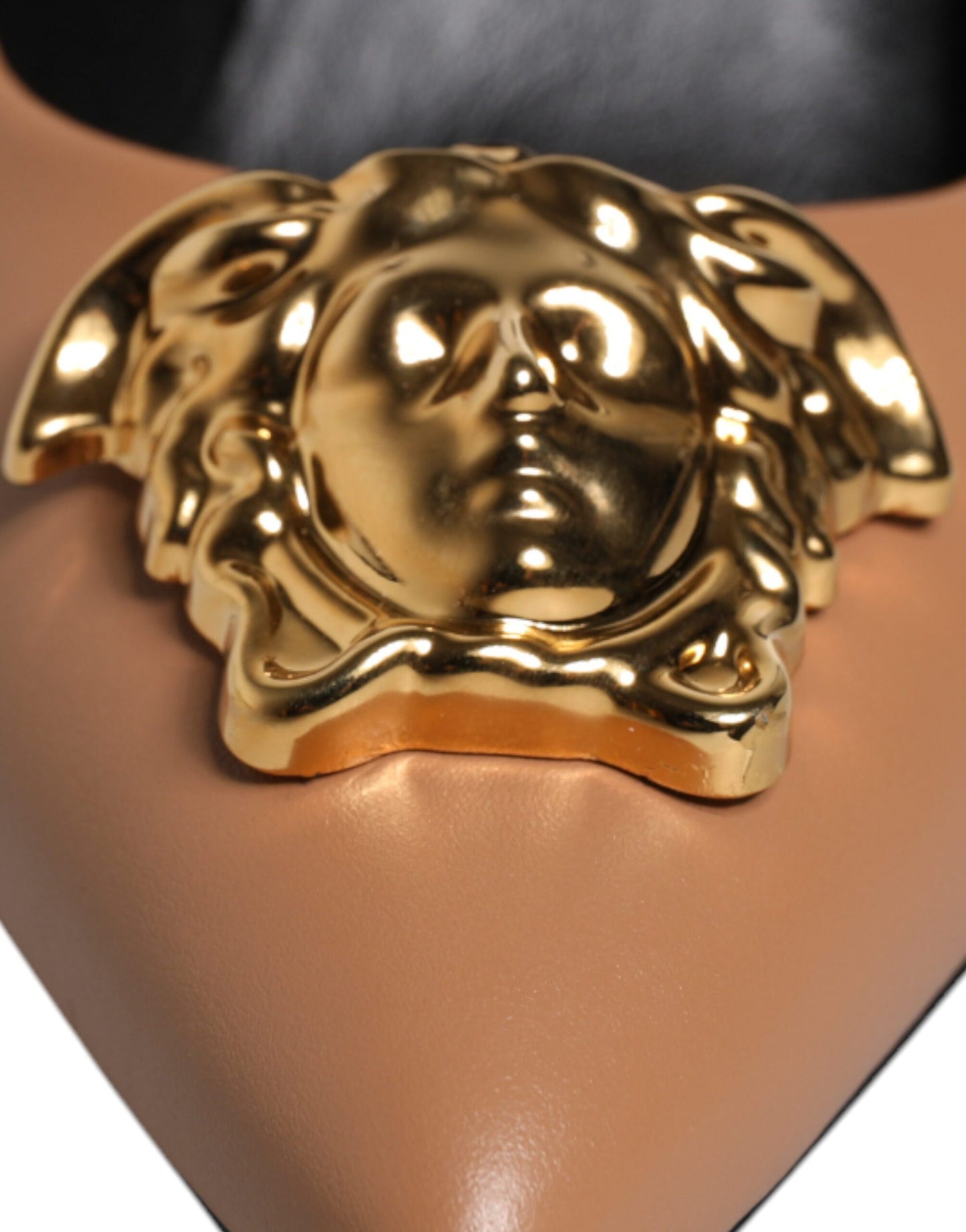 Zapatos de tacón alto con placa de logotipo en cuero marrón