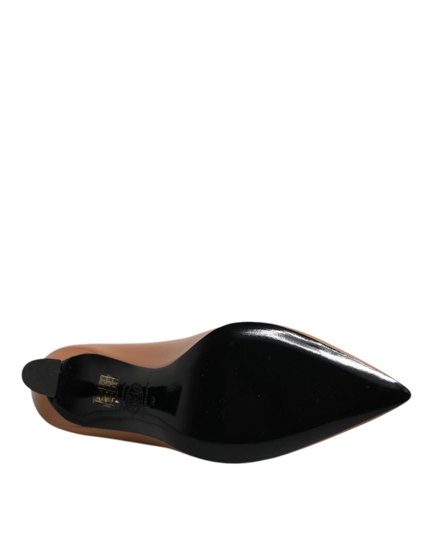 Zapatos de tacón alto con placa de logotipo en cuero marrón