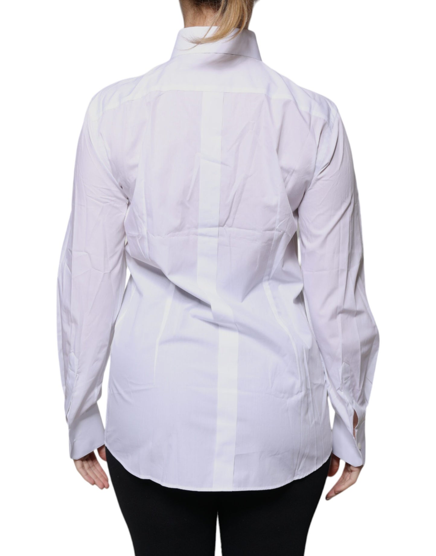 Camisa blanca de algodón con cuello y mangas largas