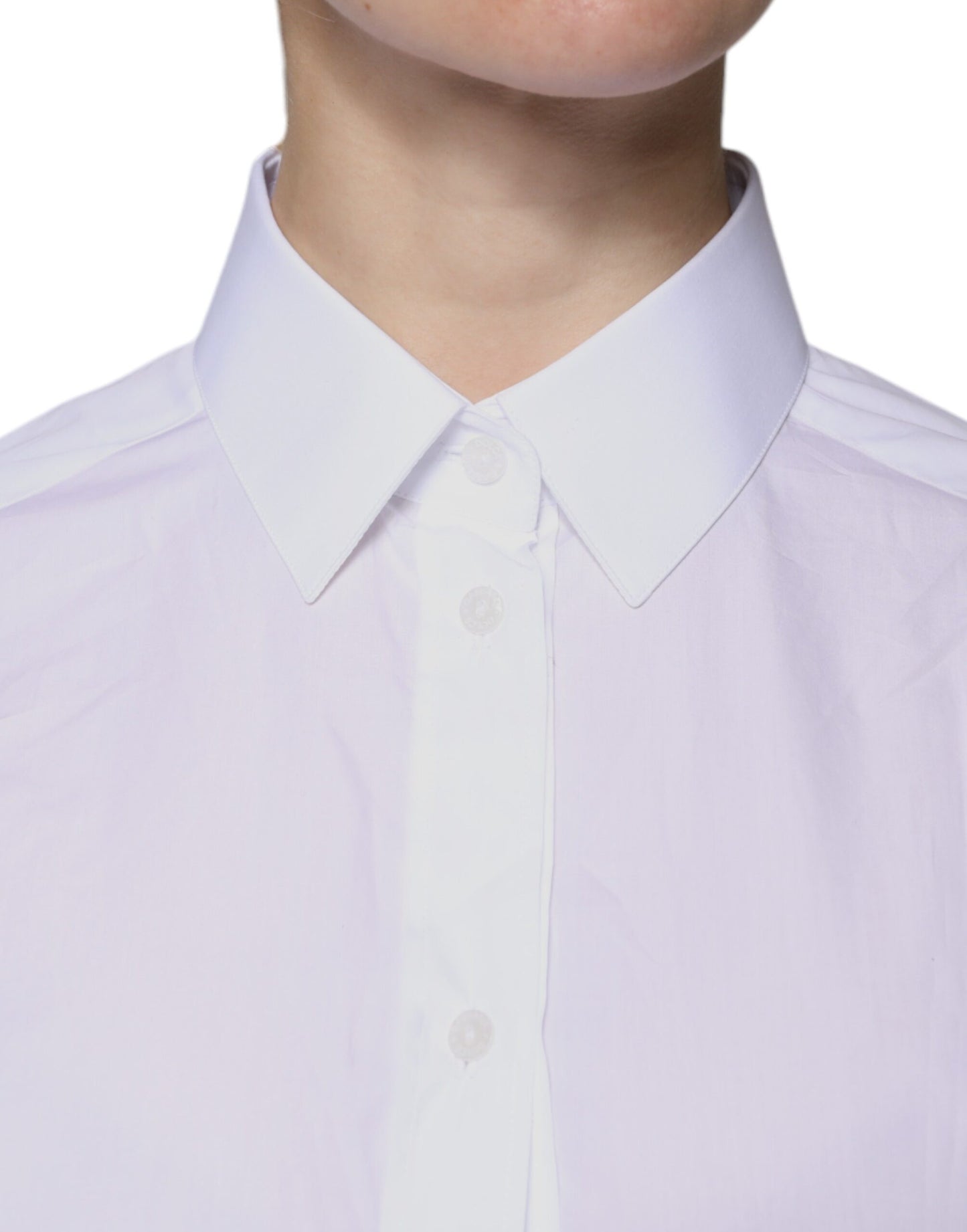 Camisa blanca de algodón con cuello y mangas largas