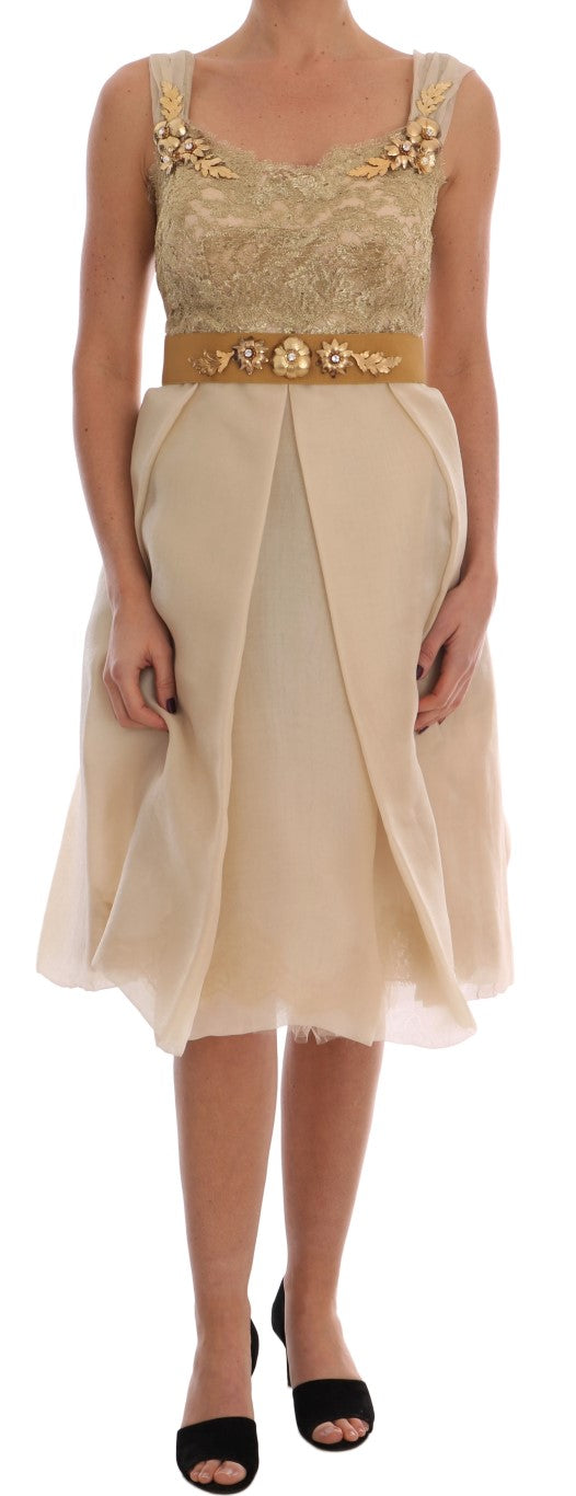 Elegante vestido de seda con encaje y organza adornado
