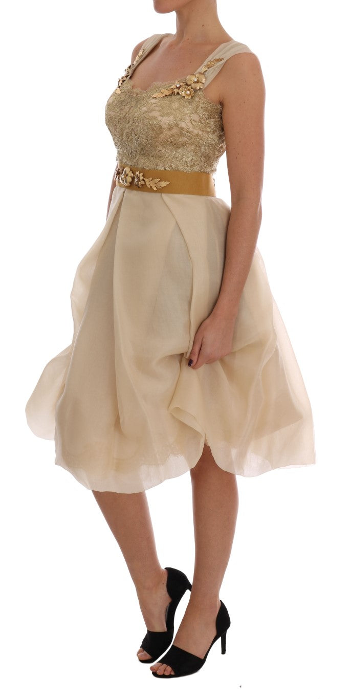 Elegante vestido de seda con encaje y organza adornado