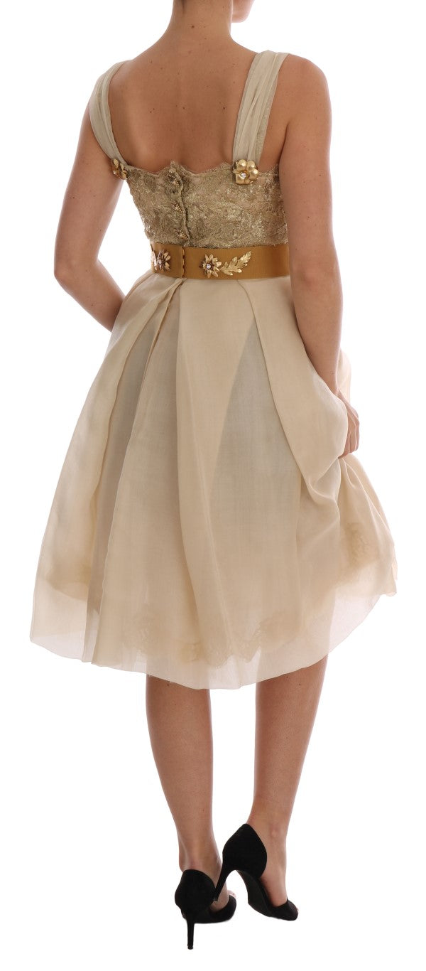Elegante vestido de seda con encaje y organza adornado