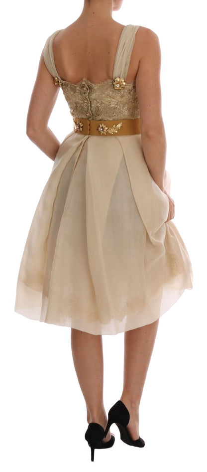 Elegante vestido de seda con encaje y organza adornado