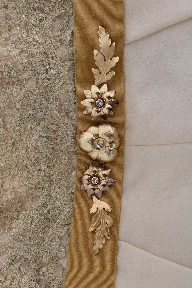 Elegante vestido de seda con encaje y organza adornado