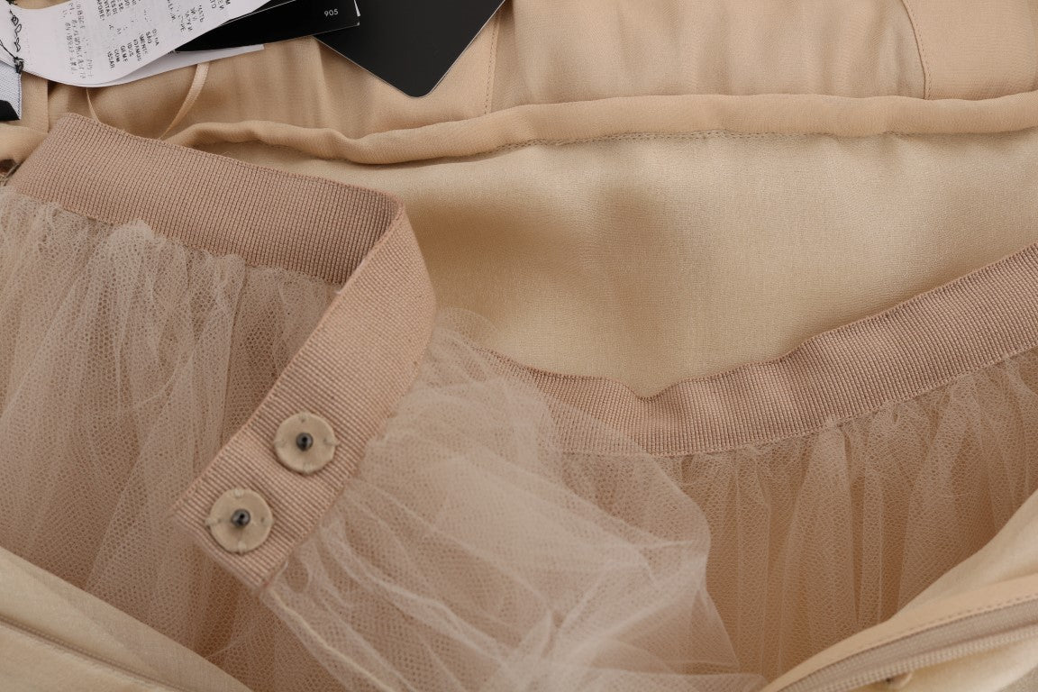 Elegante vestido de seda con encaje y organza adornado
